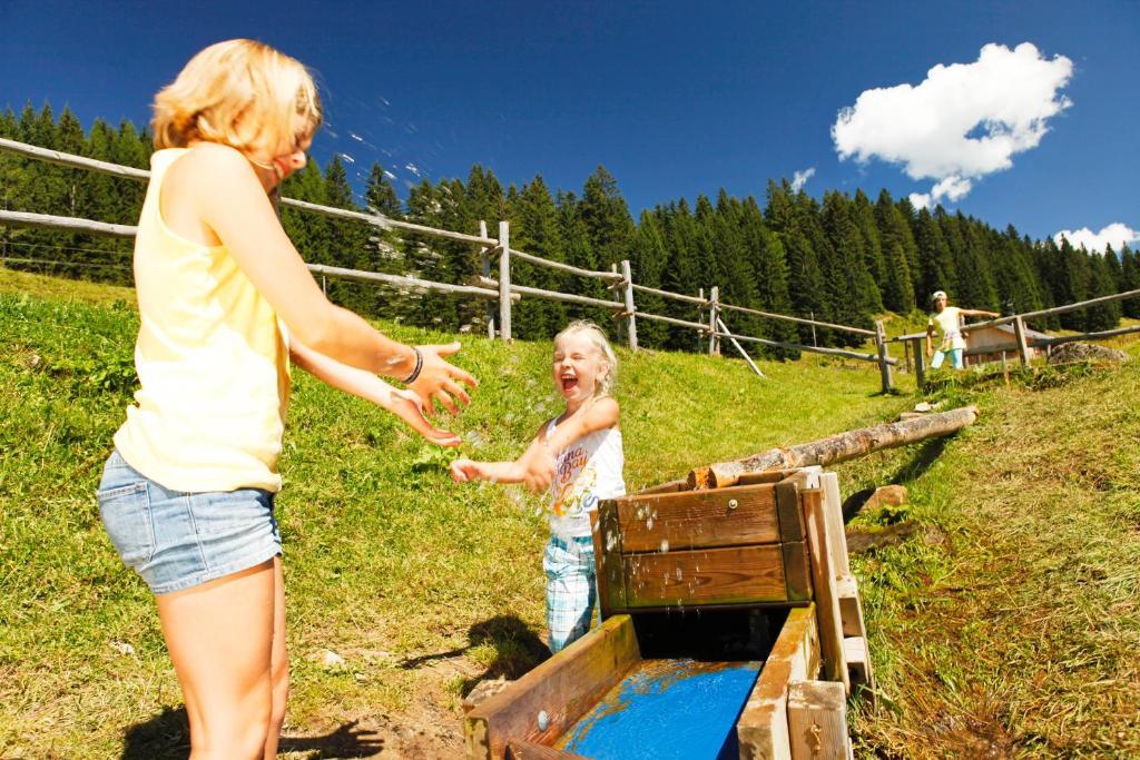 Dachstein West Hotel Gmbh-Kirchenwirt Russbach Russbach am Pass Gschutt Bagian luar foto